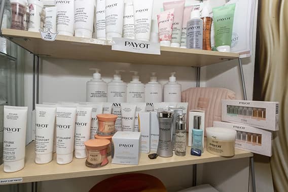 Regál s kosmetikou PAYOT ve studiu Šarm